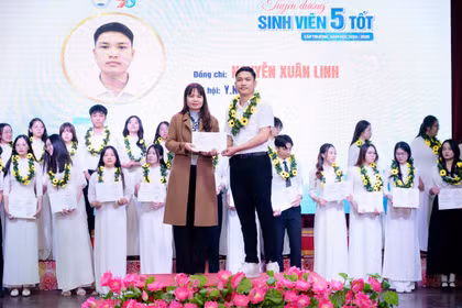 Sinh viên y lao lên thác nước, ép tim cứu bé trai đuối nước 
