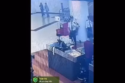 Đi siêu thị mua đồ, nữ điều dưỡng lao tới cứu người bảo vệ ngừng tim