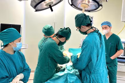 Ca mổ thần tốc 40 phút cứu cụ bà 101 tuổi
