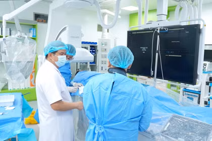 Đưa con đi khám, người cha bất ngờ phải cấp cứu vì nhồi máu cơ tim giữa đường