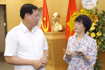 Làm báo giữa tâm dịch: Những đêm trắng bên ranh giới sinh tử 
