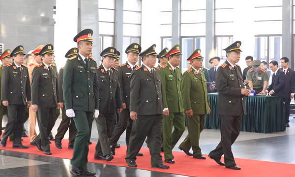 Đoàn Đảng ủy Công an Trung ương, Bộ Công an do Bộ trưởng, Thượng tướng Tô Lâm dẫn đầu vào viếng. Ảnh: Vnexpress Đoàn Đảng ủy Công an Trung ương, Bộ Công an do Bộ trưởng, Thượng tướng Tô Lâm dẫn đầu vào viếng. Ảnh: Vnexpress