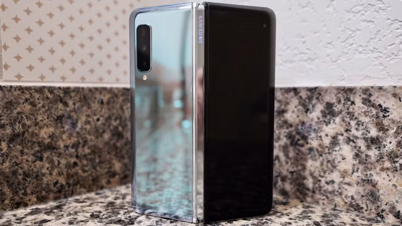 Mặt sau bóng bẩy của chiếc Galaxy Fold (Ảnh: Android Authority) Mặt sau bóng bẩy của chiếc Galaxy Fold (Ảnh: Android Authority)