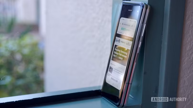 Phần màn hình ngoài của chiếc máy (Ảnh: Android Authority) Phần màn hình ngoài của chiếc máy (Ảnh: Android Authority)