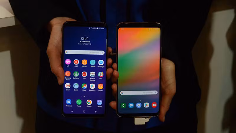 Giao diện Samsung Experience (cũ) bên trái và giao diện Samsung One UI (mới) bên phải (Ảnh: hoanghamobile) Giao diện Samsung Experience (cũ) bên trái và giao diện Samsung One UI (mới) bên phải (Ảnh: hoanghamobile)