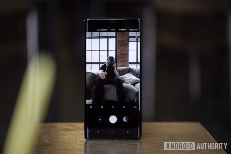 Mặc dù là một chiếc điện thoại cũ nhưng Note 9 vẫn góp mặt trong danh sách này (Ảnh: Android Authority) Mặc dù là một chiếc điện thoại cũ nhưng Note 9 vẫn góp mặt trong danh sách này (Ảnh: Android Authority)