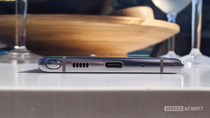 Việc không được tích hợp khe cắm thẻ nhớ khiến cho Note 10 nhận được rất nhiều "gạch đá" (Ảnh: Android Authority)
