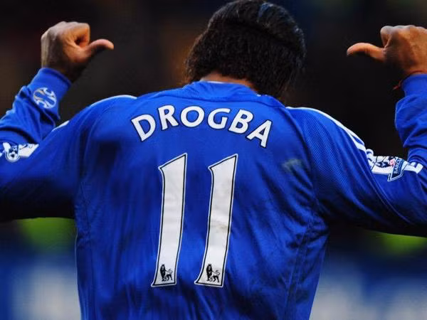 Sau khi được trao số áo 11, Drogba bỗng chốc chơi thăng hoa tại Chelsea (Ảnh: 101 Great Goal) Sau khi được trao số áo 11, Drogba bỗng chốc chơi thăng hoa tại Chelsea (Ảnh: 101 Great Goal)