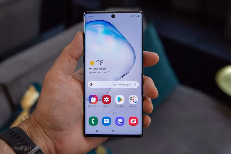 Samsung Galaxy Note 10 cầm vừa tay hơn chiến Note 10 Plus (Ảnh: Android Authority)