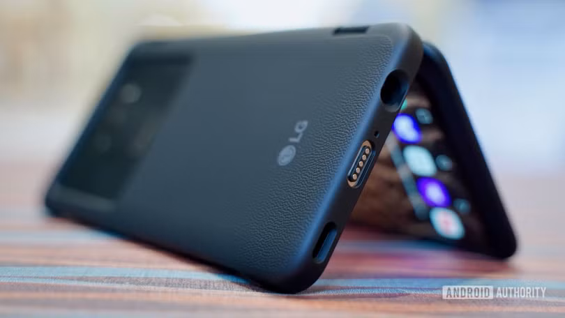 Khả năng gập 2 màn hình linh hoạt (Ảnh: Android Authority)