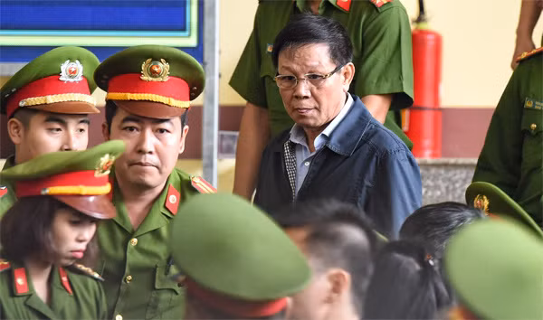 Ông Phan Văn Vĩnh được lực lượng công an bảo vệ nghiêm ngặt Ông Phan Văn Vĩnh được lực lượng công an bảo vệ nghiêm ngặt