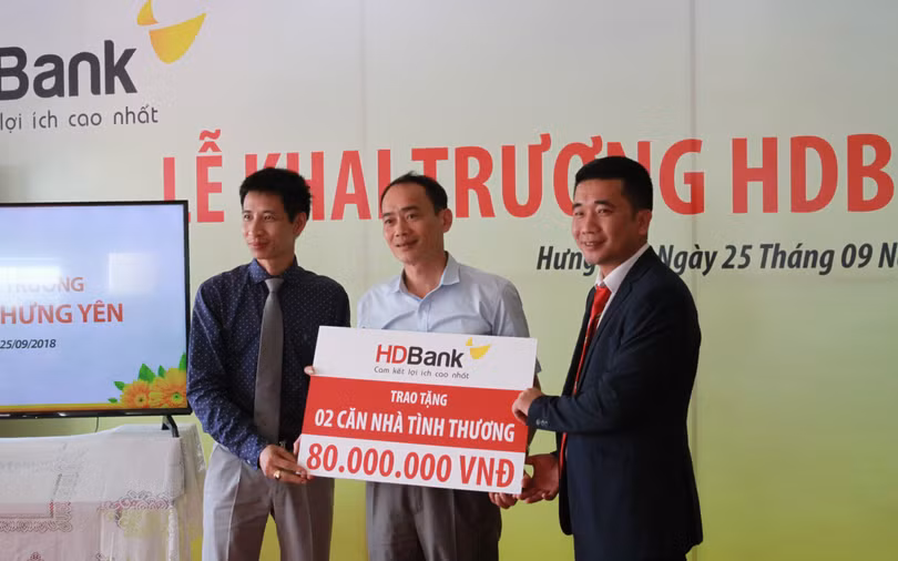 Nhân dịp khai trương, HDBank Hưng Yên trao tặng 2 căn nhà tình thương cho hộ gia đình khó khăn tại địa phương Nhân dịp khai trương, HDBank Hưng Yên trao tặng 2 căn nhà tình thương cho hộ gia đình khó khăn tại địa phương