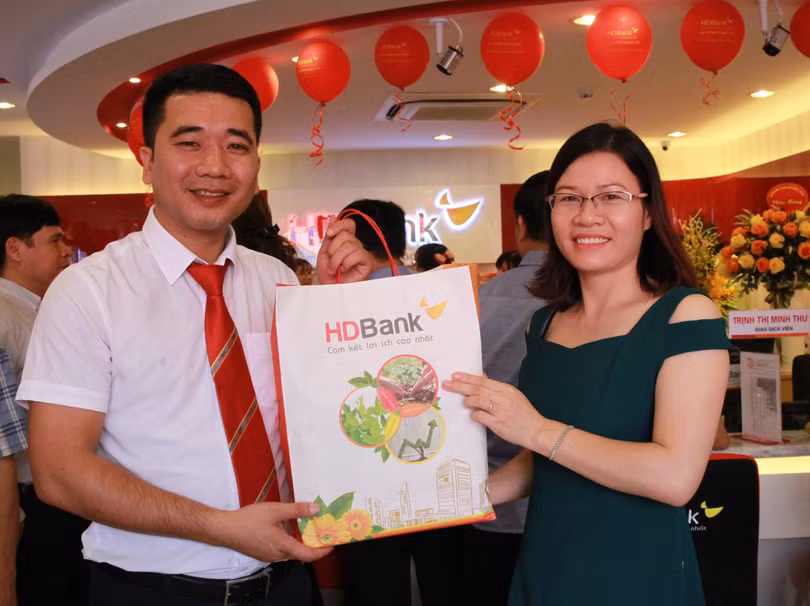 Đại diện HDBank Hưng Yên trao quà cho vị khách đầu tiên đến giao dịch Đại diện HDBank Hưng Yên trao quà cho vị khách đầu tiên đến giao dịch