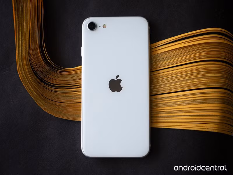 Dung lượng pin thấp là điểm trừ của iPhone SE 2020 (Ảnh: Androidcentral) Dung lượng pin thấp là điểm trừ của iPhone SE 2020 (Ảnh: Androidcentral)