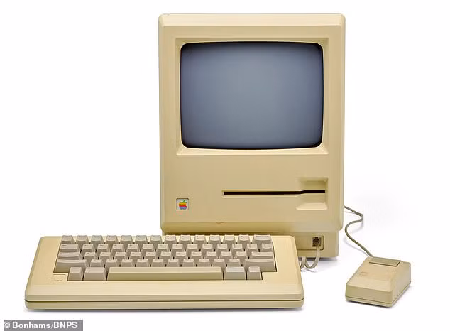 Chiếc máy tính đầu tiên được Apple sản xuất (Ảnh: Dailymail)