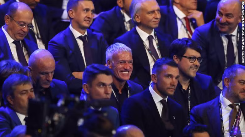 Huấn luyện viên Didier Deschamps nở một nụ cười đầy ẩn ý khi biết đội tuyển Pháp rơi vào bảng tử thần (Ảnh: CNN) Huấn luyện viên Didier Deschamps nở một nụ cười đầy ẩn ý khi biết đội tuyển Pháp rơi vào bảng tử thần (Ảnh: CNN)