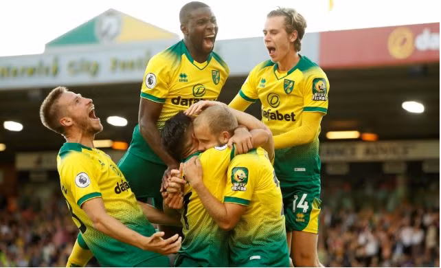 Norwich giành chiến thắng bất ngờ trước nhà đương kim vô địch (Ảnh: The Telegraph) Norwich giành chiến thắng bất ngờ trước nhà đương kim vô địch (Ảnh: The Telegraph)