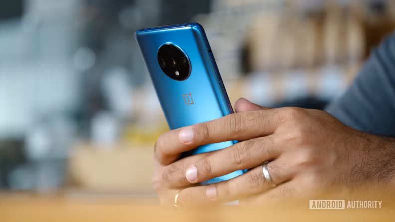Với con chip Snapdragon 855 Plus, bạn có thể thỏa thích chơi những tựa game mà mình yêu thích (Ảnh:androidauthority.com)