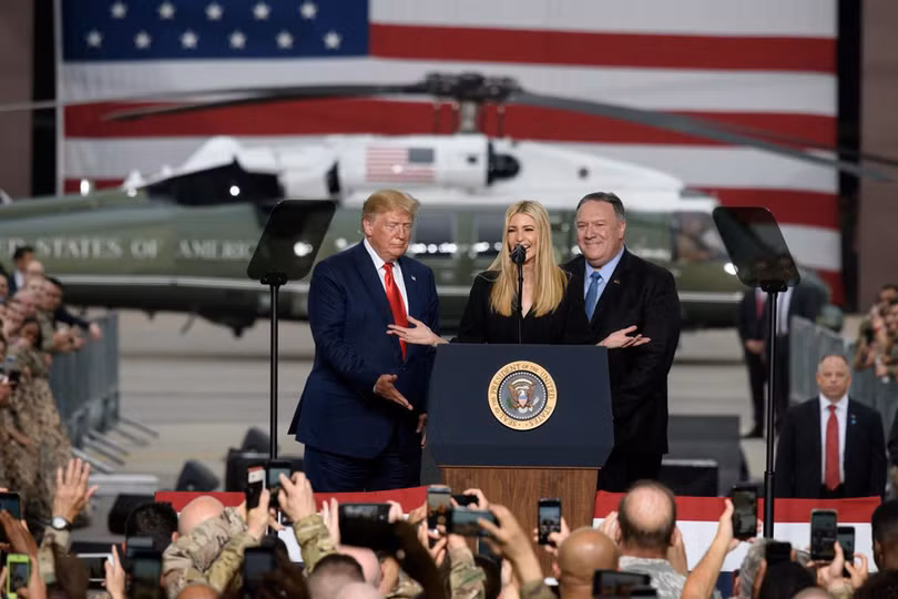 Ivanka đứng giữa Tổng thống Donald Trump và Ngoại trưởng Mike Pompeo trong cuộc tiếp xúc binh sĩ tại căn cứ không quân Osan, Hàn Quốc (Ảnh: Reuters)