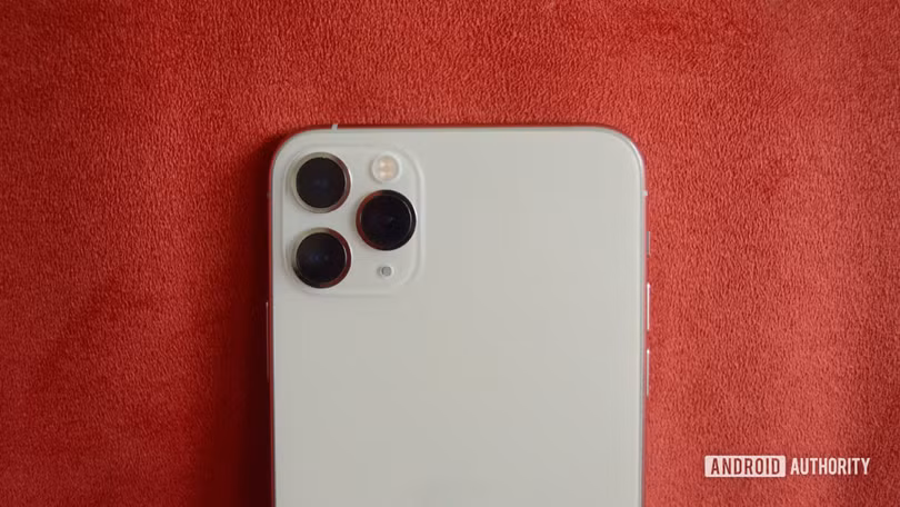 Cụm 3 camera sau ấn tượng của iPhone 11 Pro Max (Ảnh: Android Authority)