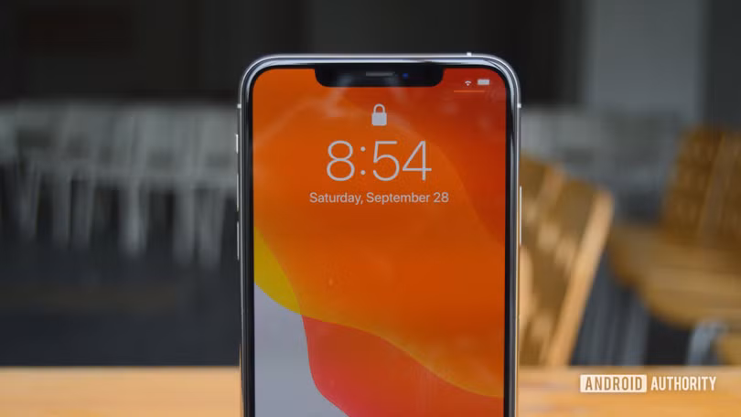 iPhone 11 Pro Max sở hữu màn hình lớn 6.5 inch (Ảnh: Android Authority)