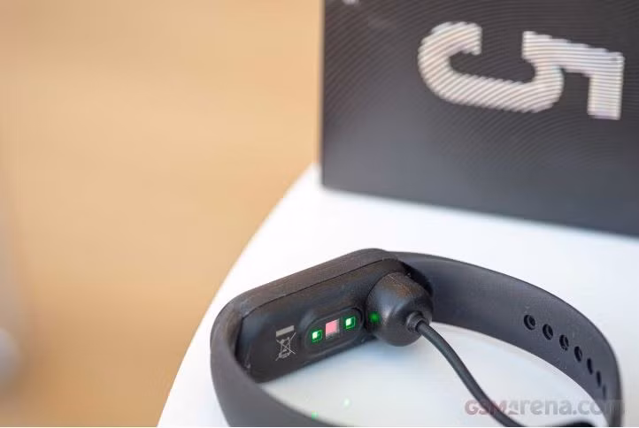 Phương thức sạc trên Mi Band 5 đã được cải tiến (Ảnh: GSMarena)