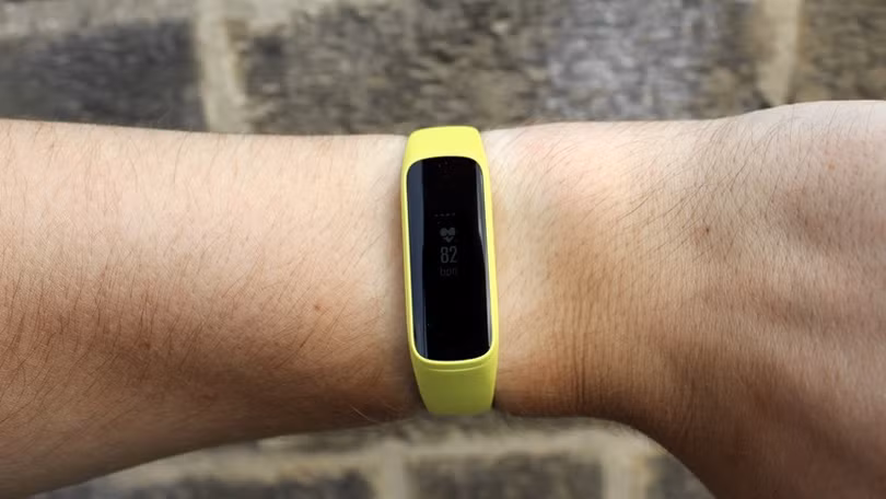 Theo tác mở khóa bằng cách xoay cổ tay trên Samsung Galaxy Fit e chưa được tối ưu (Ảnh: Wareable)