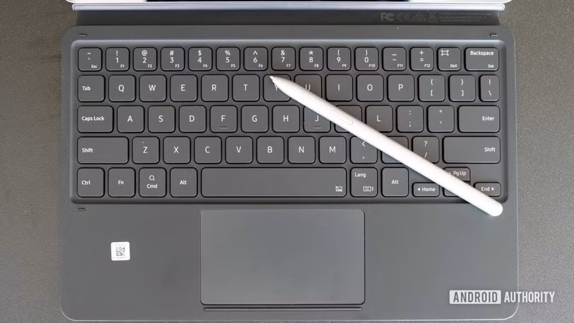 Bàn phím kết nối với Samsung Galaxy Tab S7 Plus (Ảnh: Android Authority) Bàn phím kết nối với Samsung Galaxy Tab S7 Plus (Ảnh: Android Authority)