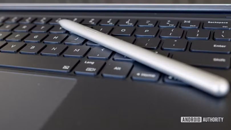 Bút S-Pen trên Samsung Galaxy Tab S7 Plus (Ảnh: Android Authority) Bút S-Pen trên Samsung Galaxy Tab S7 Plus (Ảnh: Android Authority)