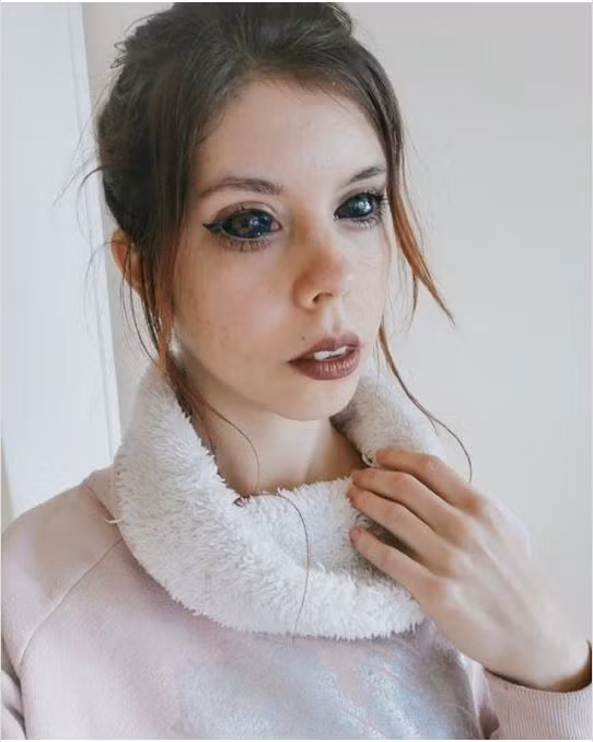 Đôi mắt vô hồn của Aleksandra (Ảnh: Instagram) Đôi mắt vô hồn của Aleksandra (Ảnh: Instagram)