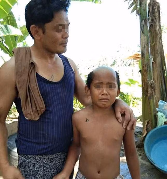 Cậu bé khóc nức nở còn người cha thì vô cùng hài lòng (Ảnh: OC) Cậu bé khóc nức nở còn người cha thì vô cùng hài lòng (Ảnh: OC)