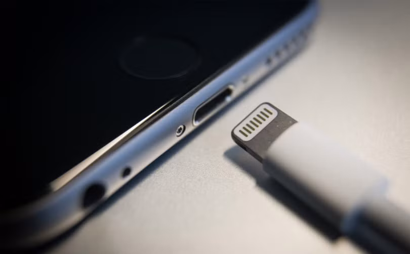 Apple liệu có loại bỏ cáp sạc lightning trong tương lai ? (Ảnh: CNBC) Apple liệu có loại bỏ cáp sạc lightning trong tương lai ? (Ảnh: CNBC)