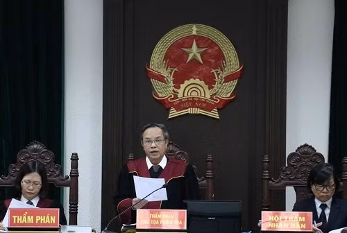 HĐXX công bố bản án sơ thẩm. (Ảnh: TTXVN) HĐXX công bố bản án sơ thẩm. (Ảnh: TTXVN)