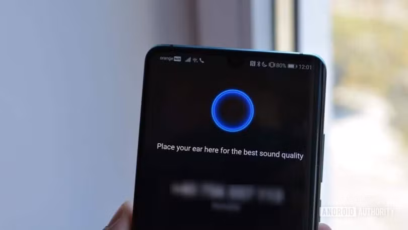 Loa thoại được để ẩn dưới màn hình trên P30 Pro (Ảnh: Android Authority)