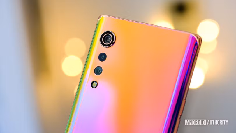 Cụm 3 camera sau được sắp xếp theo chiều dọc (Ảnh: Android Authority) Cụm 3 camera sau được sắp xếp theo chiều dọc (Ảnh: Android Authority)