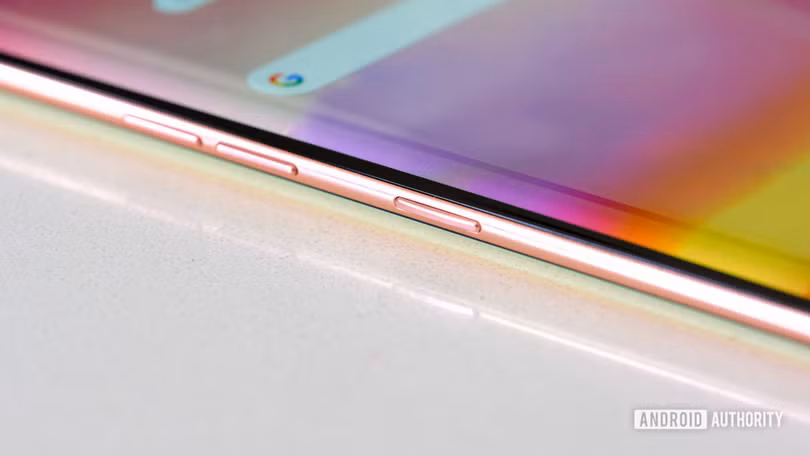 Nút nguồn và tăng giảm âm lượng được đặt ở cạnh bên của máy (Ảnh: Android Authority) Nút nguồn và tăng giảm âm lượng được đặt ở cạnh bên của máy (Ảnh: Android Authority)