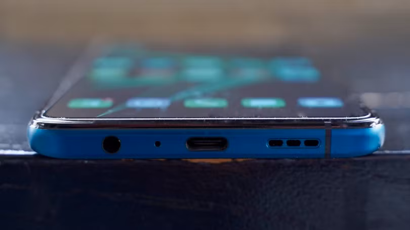 Máy vẫn giữ cho mình giắc cắm tai nghe 3.5mm (Ảnh: Android Authority) Máy vẫn giữ cho mình giắc cắm tai nghe 3.5mm (Ảnh: Android Authority)