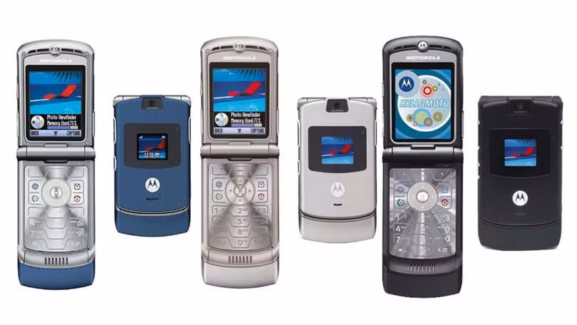 Những mẫu điện thoại gập đời đầu của hãng Motorola (Ảnh: Android Atuthoriy)