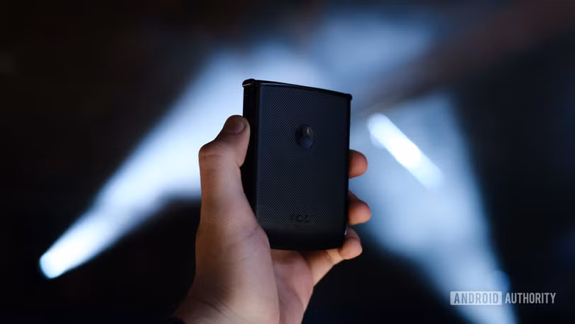 Mặt lưng máy được làm bằng chất liệu polycarbonate (Ảnh: Android Authority) Mặt lưng máy được làm bằng chất liệu polycarbonate (Ảnh: Android Authority)