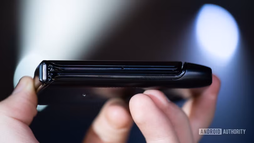 Motorola Razr trông rất nhỏ gọn khi gập lại (Ảnh: Android Authoriy) Motorola Razr trông rất nhỏ gọn khi gập lại (Ảnh: Android Authoriy)