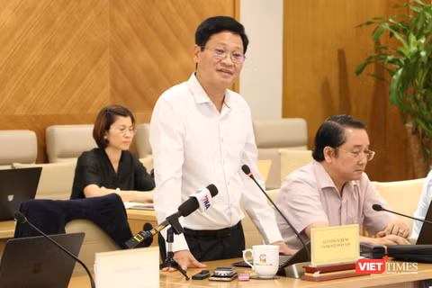 Ông Nguyễn Khắc Lịch, Cục trưởng Cục Công nghệ số và Trí tuệ nhân tạo trao đổi về giải thưởng Make in Vietnam 2026. Ảnh: ĐK.