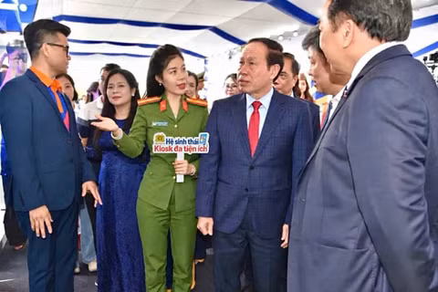 Phó thủ tướng Lê Tiến Châu trải nghiệm hệ sinh thái Kiosk đa tiện ích: Dịch vụ công, y tế, giáo dục,ngân hàng số,... tại sự kiện. Ảnh: C06.