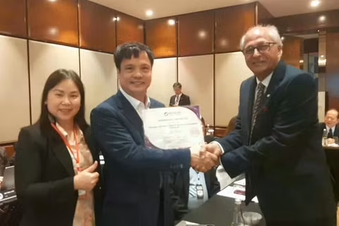 Ông Nguyễn Văn Khoa nhận chứng nhận Phó Chủ tịch ASOCIO nhiệm kỳ 2027-2028 tại Jakarta, Indonesia. Ảnh: VINASA.