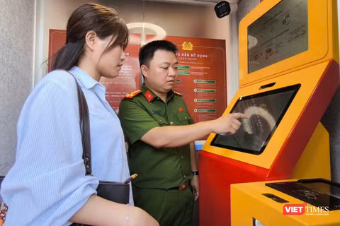Kiosk Trạm Cảnh sát thông minh đặt trong cabin, người dân có thể sử dụng 24/7. Ảnh: LM.