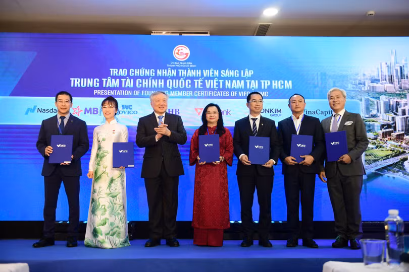 Phó Thủ tướng Thường trực Chính phủ Nguyễn Hòa Bình trao chứng nhận cho các thành viên sáng lập VIFC-HCMC. Ảnh: Diệu Huyền