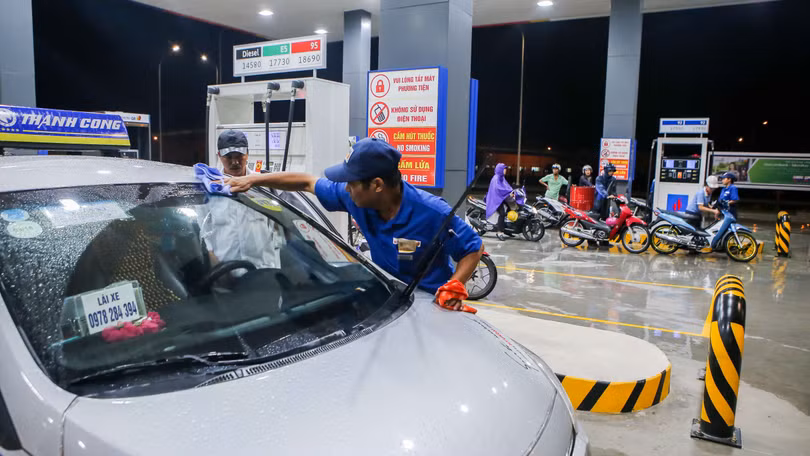 Người Nhật đã vào bán xăng, hãy cạnh tranh thật sự - Ảnh 3. Người Nhật đã vào bán xăng, hãy cạnh tranh thật sự - Ảnh 3.