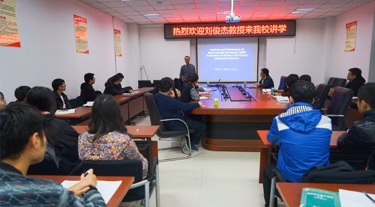 Một giáo sư người Hoa ở Mỹ về giảng dạy theo “Kế hoạch ngàn người”
