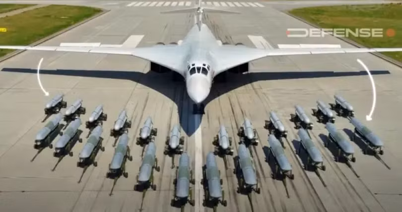 Máy bay ném bom chiến lược Tu-160 và vũ khí mang theo. Ảnh: Defense.