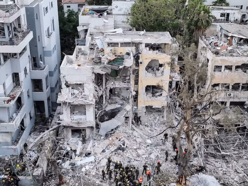 Cảnh đổ nát tại thủ đô Tel Aviv do tên lửa Iran gây ra đêm 15/6. Ảnh: Reuters.