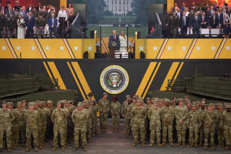 Tổng thống Trump và phu nhân dự lễ duyệt binh chiều 14/6. Ảnh: Getty.